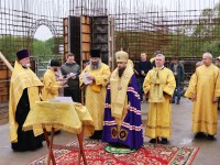 Глава епархии совершил молебен в строящемся храме в честь Всех русских святых