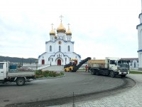 Продолжаются работы по благоустройству комплекса Троицкого кафедрального собора