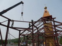Установлена последняя ферма металлоконструкций будущего храма Святой Живоначальной Троицы в г. Елизово