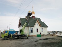 Храм в поселке Октябрьский увенчан куполом с крестом