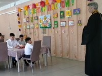 Настоятель храма п. Палана провел встречу с детьми в социальном центре