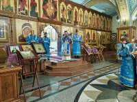 Архиепископ Феодор совершил Утреню с чтением Акафиста Пресвятой Богородице
