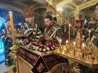 Архиепископ Феодор совершил вечерню с выносом святой Плащаницы и утреню с чином погребения Спасителя