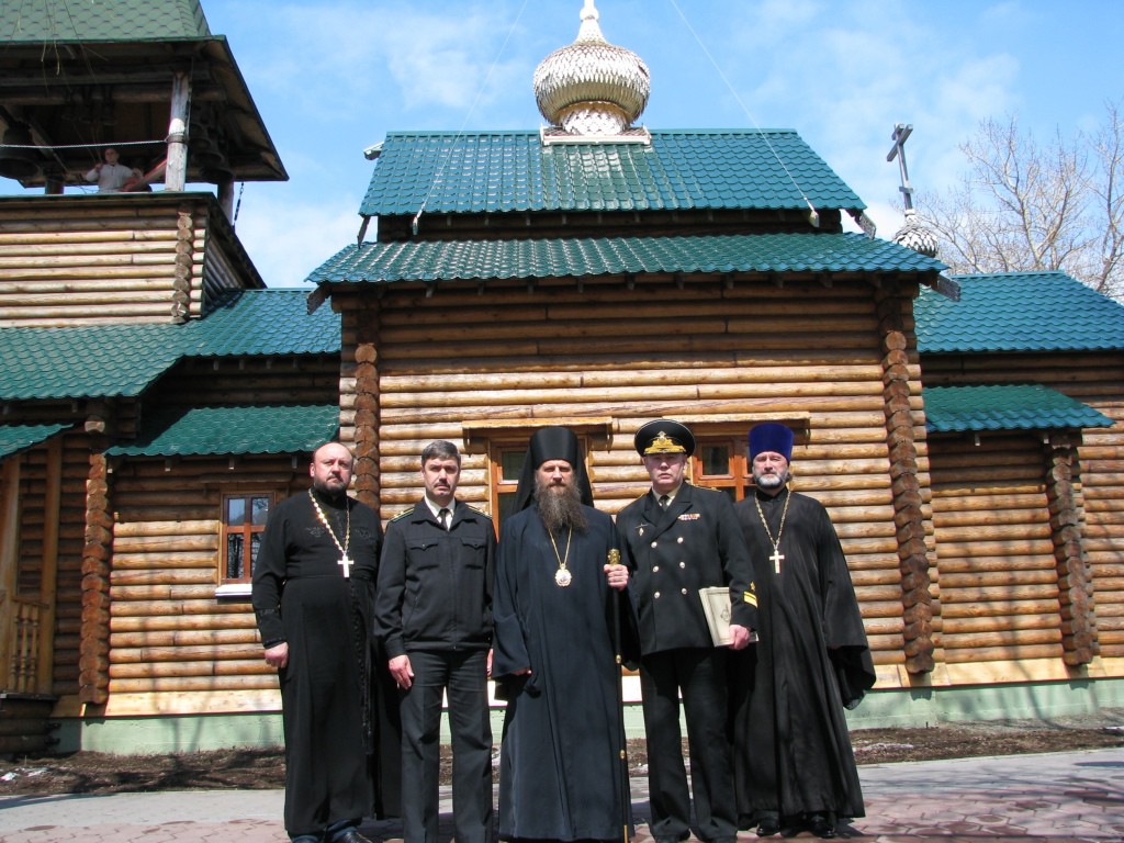 После службы у храма Алек Невского