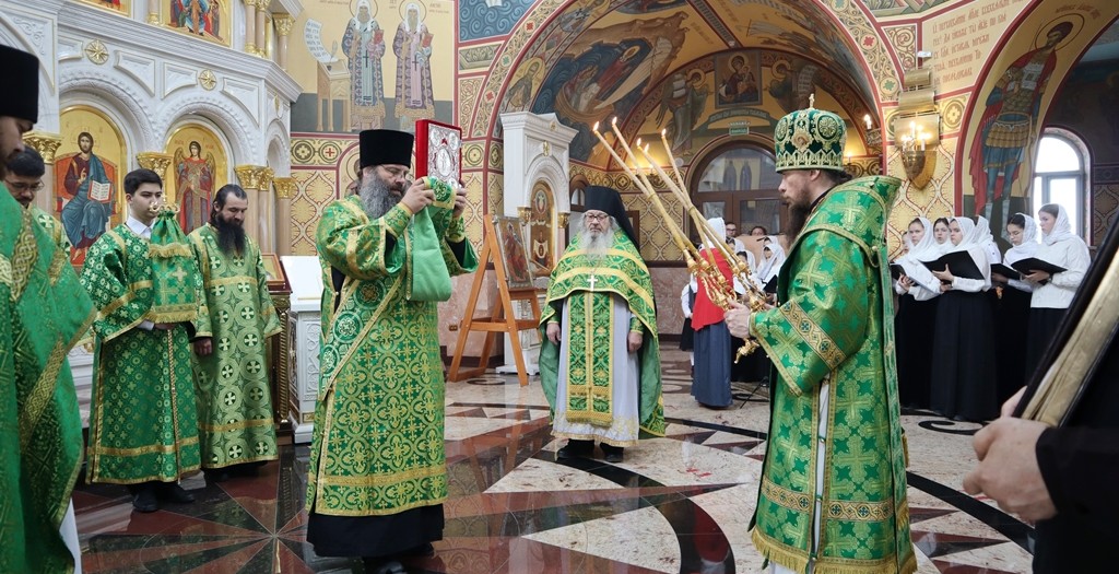 В День Святого Духа Архиепископ Феодор совершил Литургию в Морском соборе