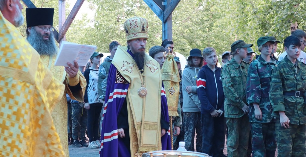 Архиепископ Феодор встретился с организаторами и курсантами военно-патриотического лагеря "Пересвет"