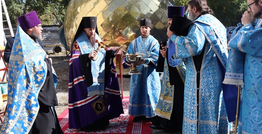 Архиепископ Феодор совершил освящение купола с крестом для строящегося храма Матроны Московской г. Елизово