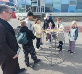 Православная молодежь провела уроки колокольного звона у городского фонтана