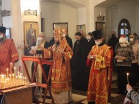 В день Радоницы Архиепископ Феодор совершил Литургию в Морском соборе и Панихиду на городском кладбище