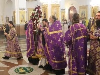 В канун праздника Воздвижения Креста Господня архиепископ Феодор совершил всенощное бдение в Кафедральном соборе