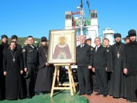Моряки – подводники встречают икону преподобного Сергия Радонежского.