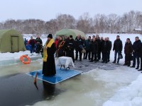 19 января, в праздник Крещения Господня, епископ Артемий освятил воду в районе ГРС и принял участие в традиционном купании