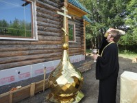 Благочинный Усть-Камчатского округа совершил освящение накупольного креста в п. Козыревск