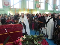 В СОШ №1 г.Петропавловска-Камчатского состоялось отпевание погибших второклассников