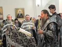 Архиепископ Петропавловский и Камчатский Артемий совершил утреню великого пятка с чтением двенадцати Страстных Евангелий