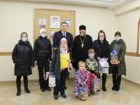 Детям из кризисного центра «Мамино гнездышко» вручили подарки руководитель социального отдела и депутат городской Думы