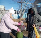 Добровольцы епархии организуют благотворительные обеды и раздают теплые вещи бездомным