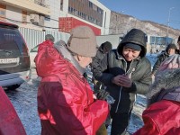 В рамках акции «Подари тепло», добровольцы епархии передали теплую одежду бездомным