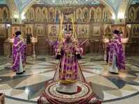 В Неделю 4-ю Великого поста архиепископ Феодор совершил Литургию в Троицком кафедральном соборе